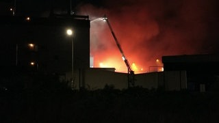 In Bremen-Hemelingen lodert ein Brand in der Jacobs-Rösterei. 