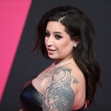 Die YouTuberin, Influencerin und Bloggerin Jolina Mennen zeigt ihre Tätowierungen.