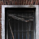 Eine ausgebrannte Gefängniszelle von außen