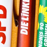 Kugelschreiber mit den Aufdrucken SPD, Die Linke und Bündnis 90/die Grünen (Symbolfoto)