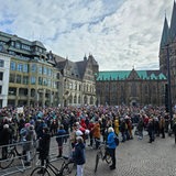 Der Bremer Domshof mit einer Menschenmasse zur Demo Laut gegen Rechts