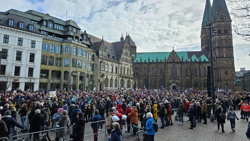 Der Bremer Domshof mit einer Menschenmasse zur Demo Laut gegen Rechts