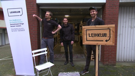 Drei Bremer Männer in ihrer Leihklub Garage. 