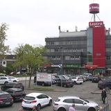 Auf dem Parkplatz vor dem Bremer Supermarkt Lestra stehen zahlreiche Autos.