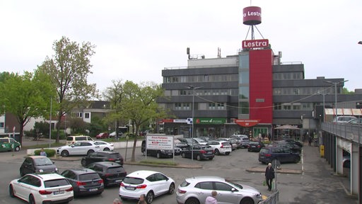 Auf dem Parkplatz vor dem Bremer Supermarkt Lestra stehen zahlreiche Autos.