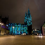Der St. Petri Dom in der Bremen Innenstadt wird mit Fotoprojektionen angeleuchtet.