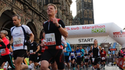 Läuferinnen und Läufer beim 15. Bremen-Marathon