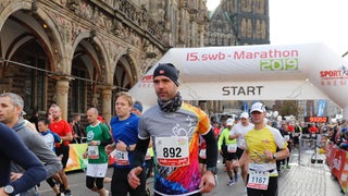 Läuferinnen und Läufer beim 15. Bremen-Marathon