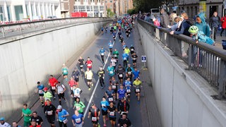 Läuferinnen und Läufer beim 15. Bremen-Marathon