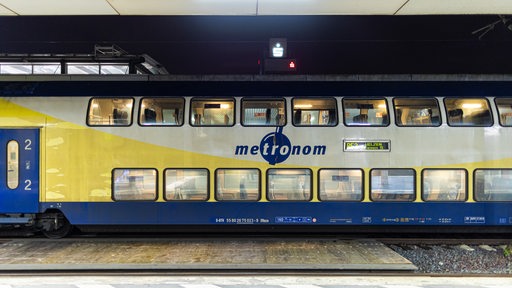 Ein Zug der metronom Eisenbahngesellschaft steht an einem Gleis im Hauptbahnhof Hannover