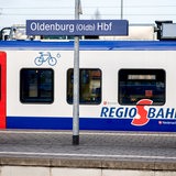 Eine Regio-S-Bahn hält an einem Bahnsteig im Hauptbahnhof Oldenburg