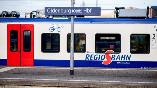 Eine Regio-S-Bahn hält an einem Bahnsteig im Hauptbahnhof Oldenburg
