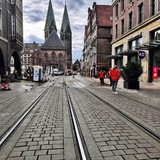 Nach einem Wasserrohrbruch läuft in der Bremer Obernstraße Wasser über die Straße.