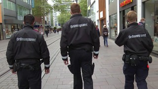 In der Bremer Innenstadt sind drei Personen vom Ordnungsamt unterwegs.