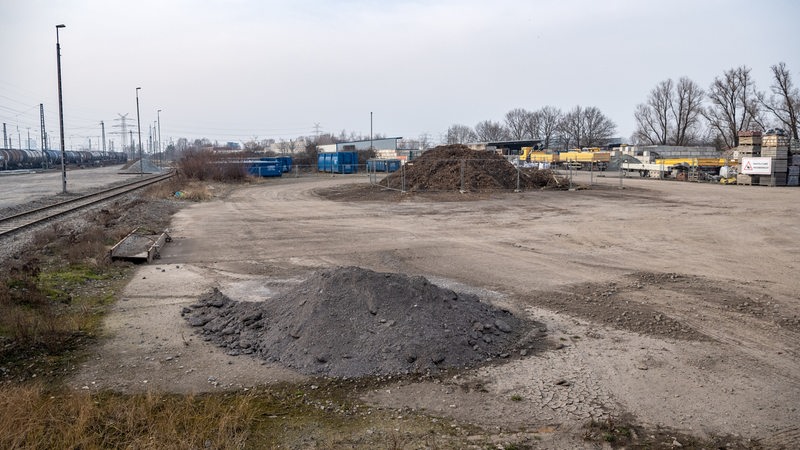 Eine Baustelle neben Bahnschienen. 