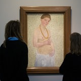Zwei Menschen betrachten das Werk "Selbstbildnis am 6. Hochzeitstag" von Paula Modersohn-Becker.