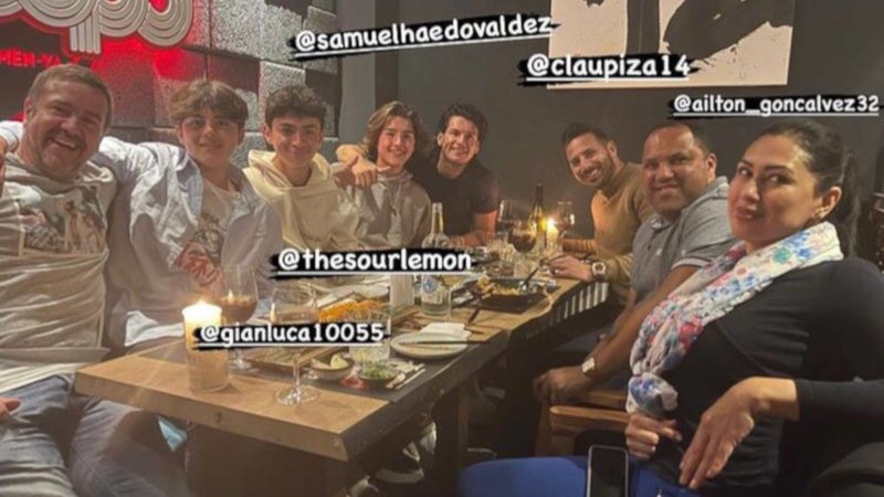 Claudio Pizarro, Ailton und Nelson Valdez sitzen mit Freunden und Familie gut gelaunt in einem Restaurant.