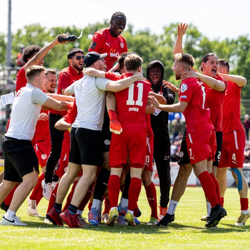 Die Spieler des FC Oberneuland bejubeln ihren Sieg im Bremen-Pokal.