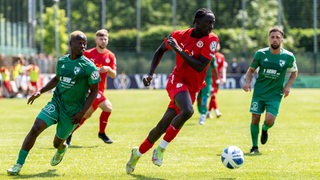 Ein Spieler des FC Oberneuland dribbelt an seinem Gegenspieler von der SG Aumund-Vegesack vorbei.