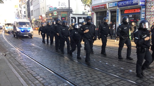 Mehrere Polizisten laufen durchs Bremer Steintorviertel.