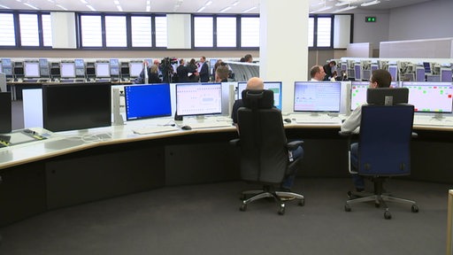 Das Büro des Funkverkehrs mit seinen Mitarbeitenden an ihren Arbeitsplätzen.