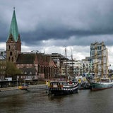 Dunkle Wolken ziehen über die Innenstadt und die Weser.