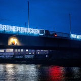 "Bremer Brücken – Watt mutt dat mutt" steht bei einer Brückenillumination an der Bürgermeister-Smidt-Brücke. 