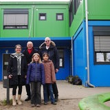 Das Seniorpartner in School Team steht auf dem Pausenhof 