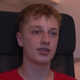 Der Nachwuchshandballer Rune Suhren lächelt während eines Interviews.