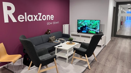 In einer Relax-Zone des Bremer Sportinternats stehen drei Stühle um ein Sofa herum vor einem Fernseher.