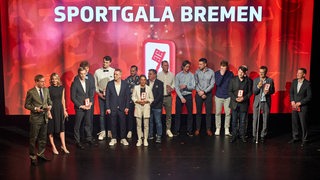 Die Siegerinnen und Sieger der Bremer Sportgala stehen auf der Bühne nebeneinander.