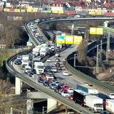 Zahlreiche Autos und Lkw stauen sich auf einer Autobahn in Bremen.