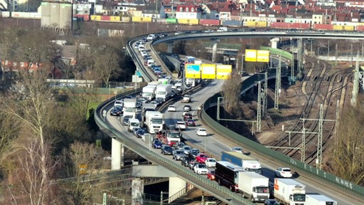 Zahlreiche Autos und Lkw stauen sich auf einer Autobahn in Bremen.