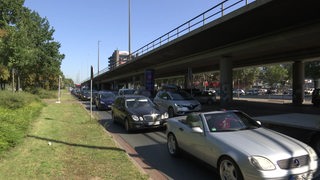 Autos stauen sich auf einer Straße in Bremen