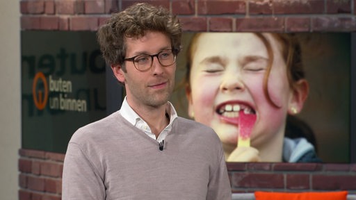 Studiogast, Zahnarzt Moritz Nensa und Moderatorin Kirsten Rademacher im Studio von buten un binnen