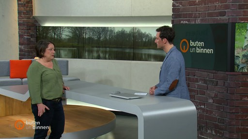 János Kereszti und Gast Henrike Müller im Studio von buten un binnen