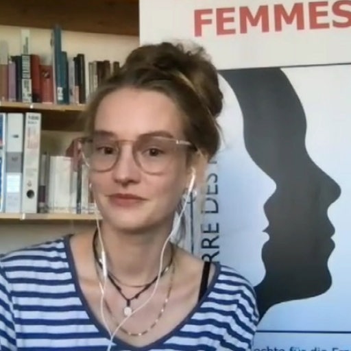 Stella Tschepe-Wiesinger von der Menschenrechtsorganisation Terre de femmes gibt buten un binnen ein Interview.
