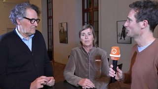 Der Reporter Janos Kereszti interviewt Michael Börgerding und Renate Heitmann.