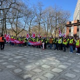 Mehrere Krankenhaus-Mitarbeiter demonstrieren vor dem Bremer Finanzamt.