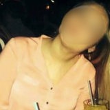 Das Foto zeigt eine Frau, deren Gesicht verpixelt ist.