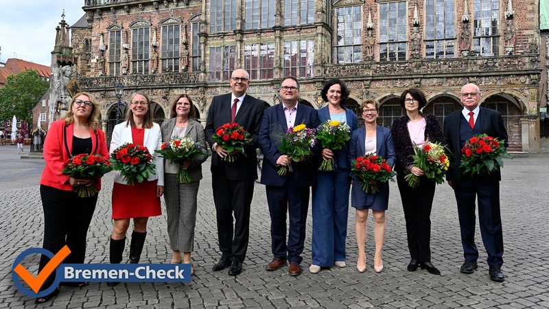 "Bremen-Check"-Logo vor den Bremer Senatoren kurz nach der Wahl 2013 auf dem Marktplatz