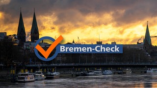 "Bremen-Check"-Logo vor einem Sonnenaufgang über der Skyline von Bremen
