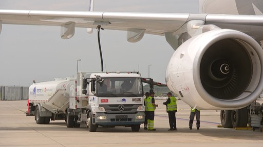 Mitarbeiter des Bremer Flughafens betanken ein Flugzeug mit schadstoffärmerem Treibstoff.