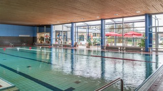 Blick in die Schwimmhalle des Schloßparkbads in Bremen.