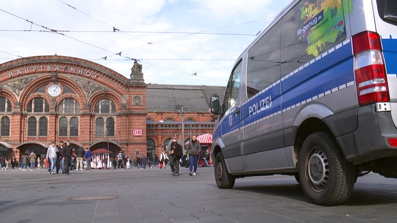 Es ist der Bremer Bahnhof, der Bahnhofsvorplatz sowie ein am rechten Rand stehendes Polizeiauto zu sehen.