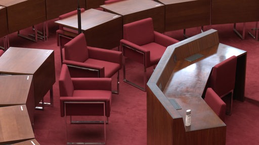Drei rote Stühle in der Bremer Bürgerschaft. 