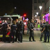 Polizeiwagen und Polizisten bei der Bremer Diskomeile