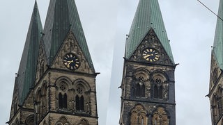 Die Türme des Bremer Doms, zu sehen sind stehengebliebende Turmuhren (Montage)