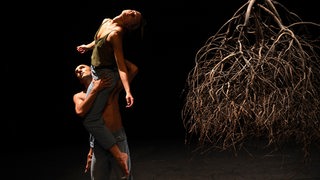 Ein Teil des Ensembles "Of Curious Nature" während der Choreographie von A Late Summer Night´s Dream