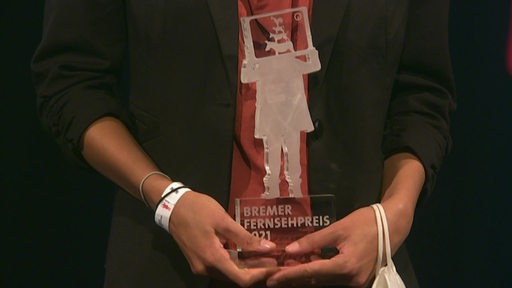 Stella Vespermann hält den verliehenen Bremer Fernsehpreis in den Händen.